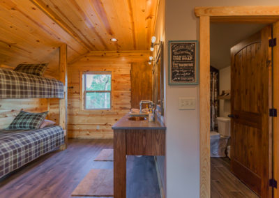 Upstairs Bath And Bed 2 Hideaway At Clear Sky Ridge Cabin Rentals Near Wolf Pen Gap In Mena Arkansas